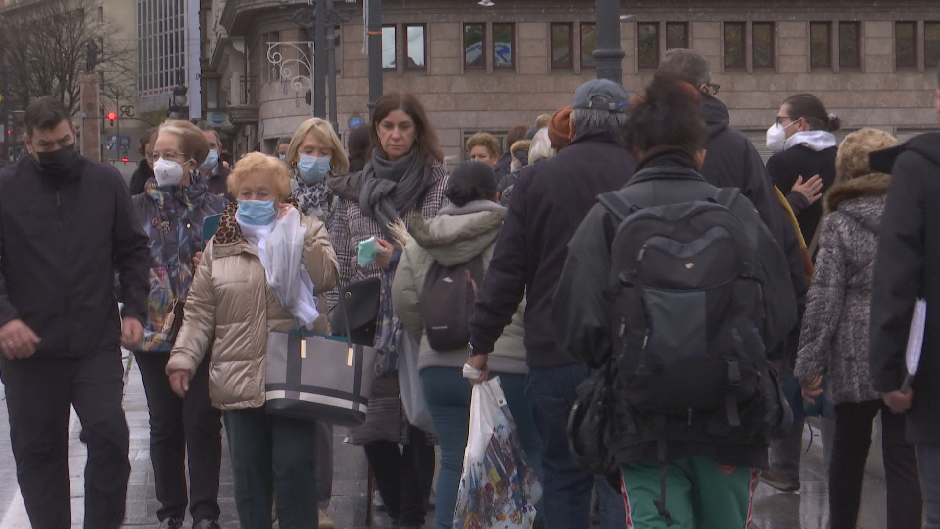 20211216205316_personas-andando-en-calle-jendea-kalean_