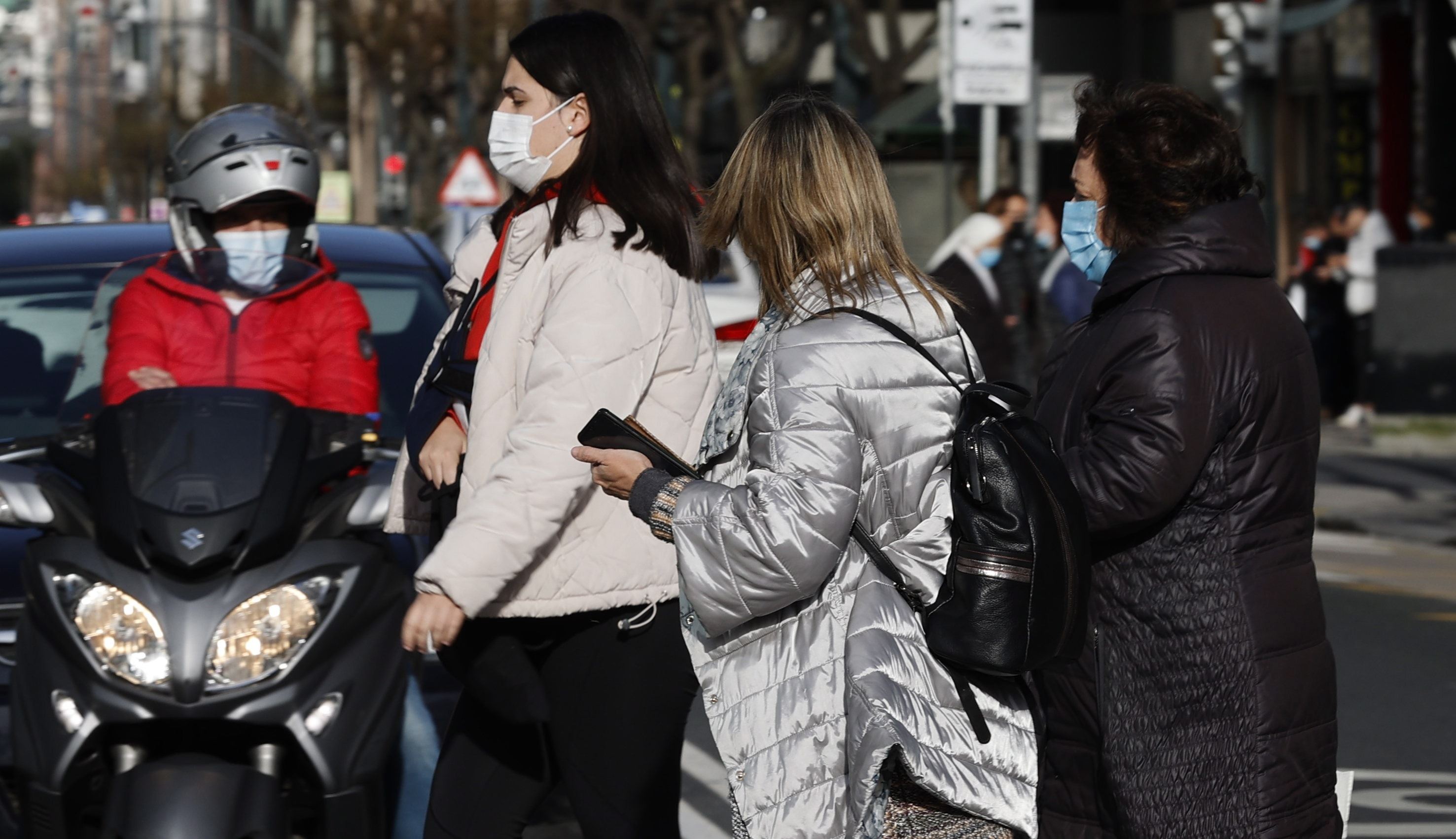 Gente con masacarilla por la calle.