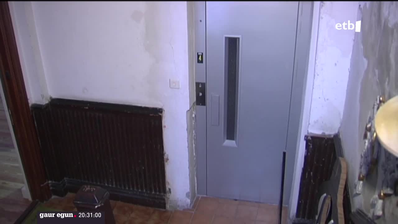 Igogailu berri bat etxe zahar batean. EITB Mediaren bideo batetik ateratako irudia