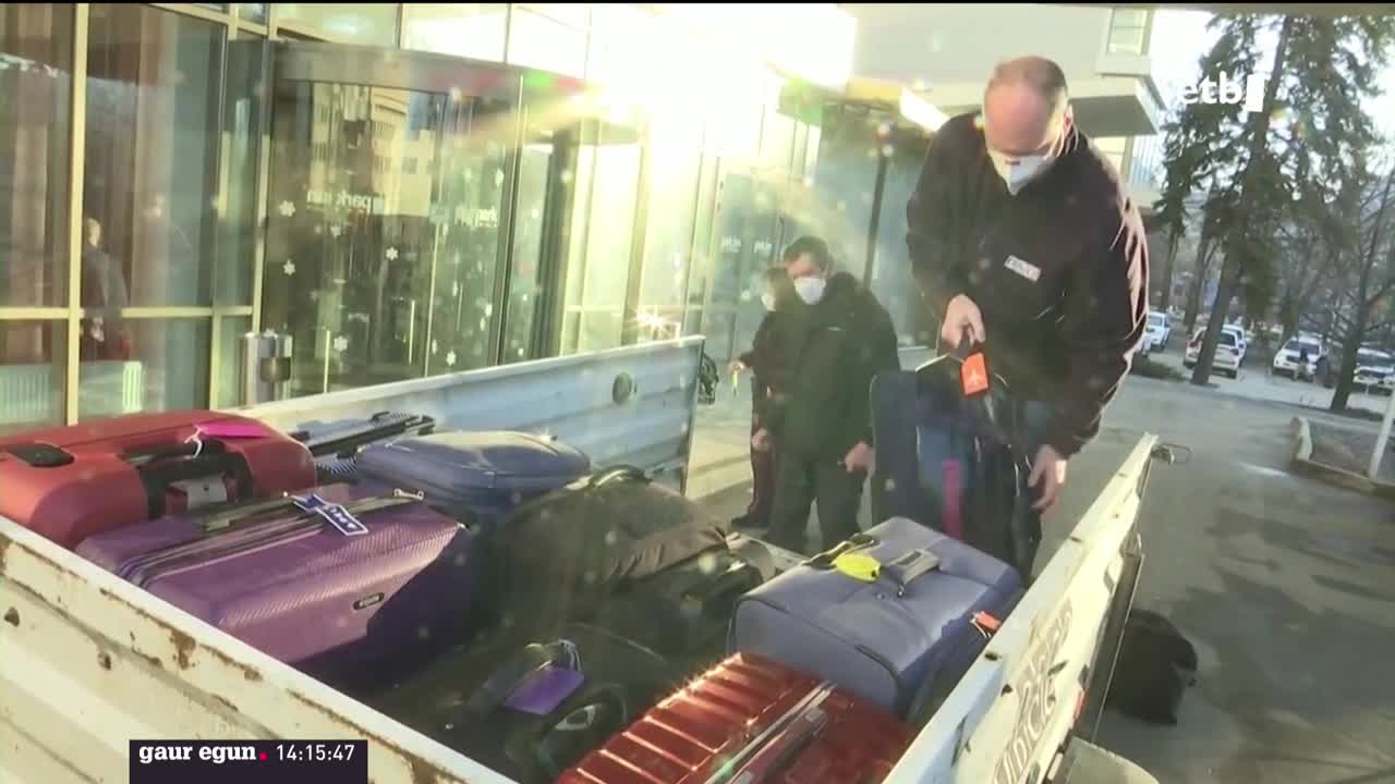Ukrainan dauden diplomatikoak irteten hasi dira. EITB Mediaren bideo batetik ateratako irudia.