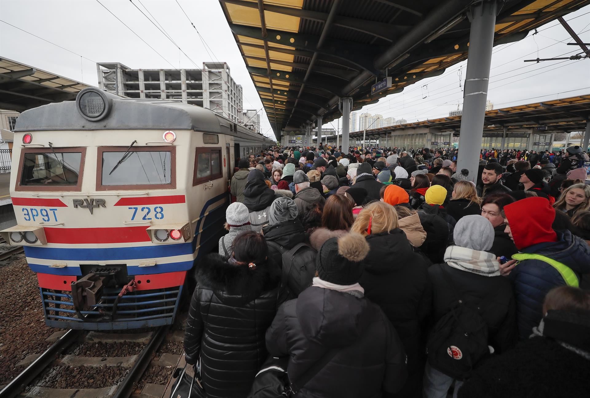 Refugiados en la estación de tren de Kiev. EFE
