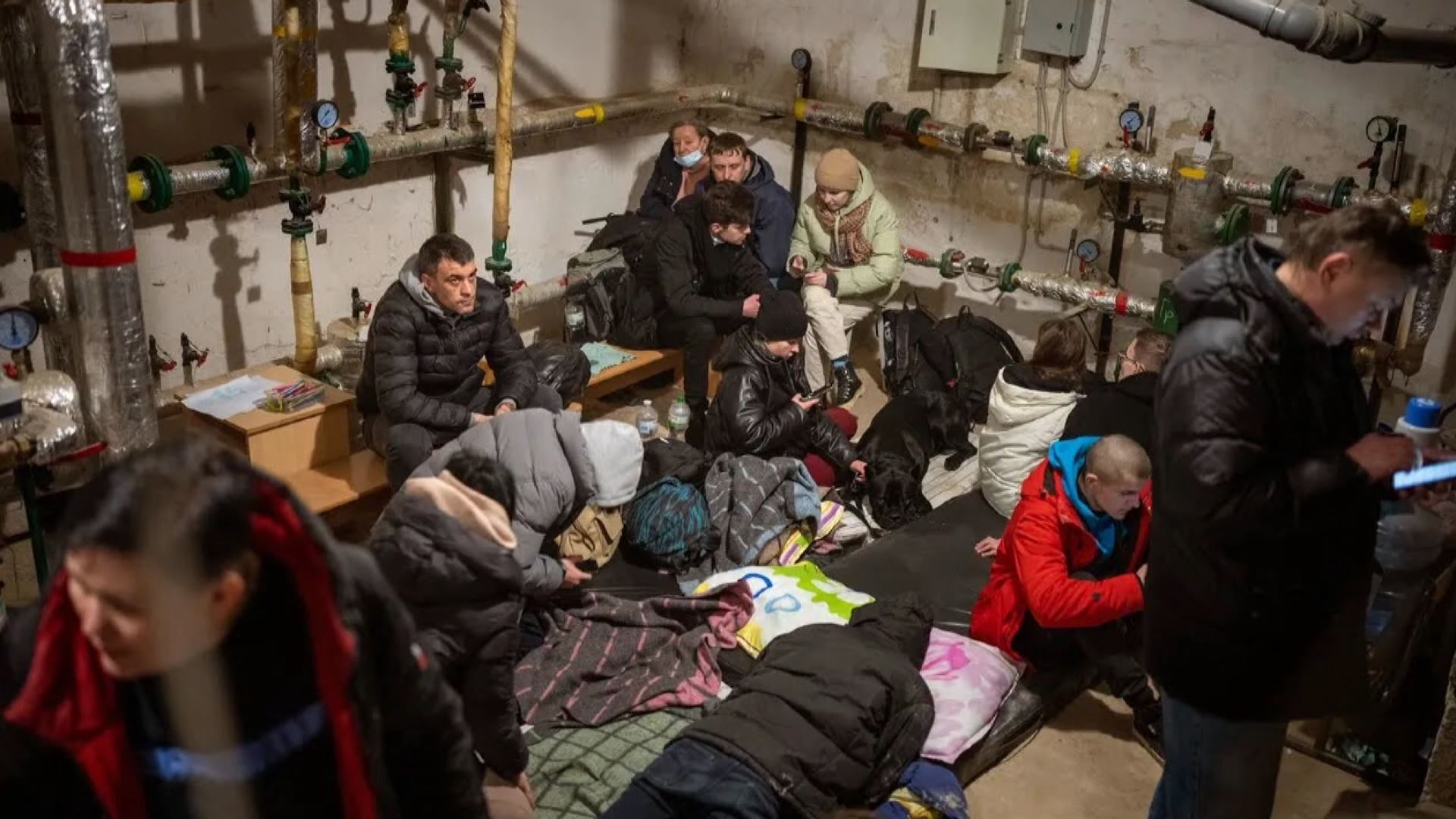 Etxebizitza bateko bizilagunak bunker komunitarioan, Kieven