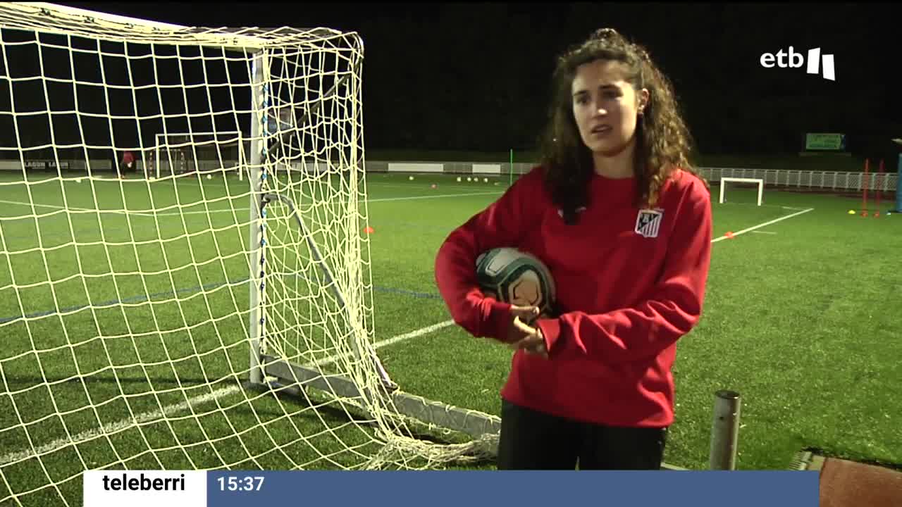 Según la Federación Vasca de Fútbol, actualmente hay 3731 equipos de fútbol en la CAV: 3.113 masculinos y 420 femeninos. ETB se ha acercado al equipo de fútbol femenino de Elgoibar para conocer de cerca las experiencias de sus jugadoras.