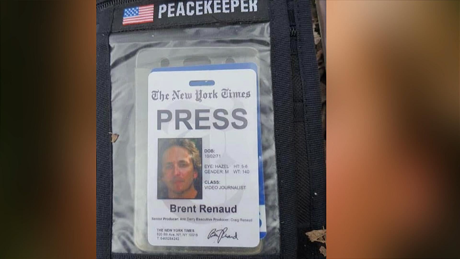 Acreditación de Brent Renaud, periodista asesinado en Irpin. Foto: EFE