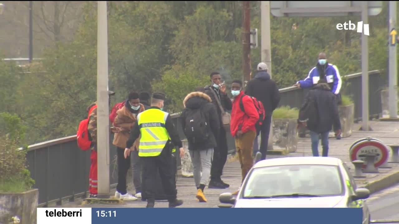 Migrantes en la muga. Imagen obtenida de un vídeo de EITB Media.