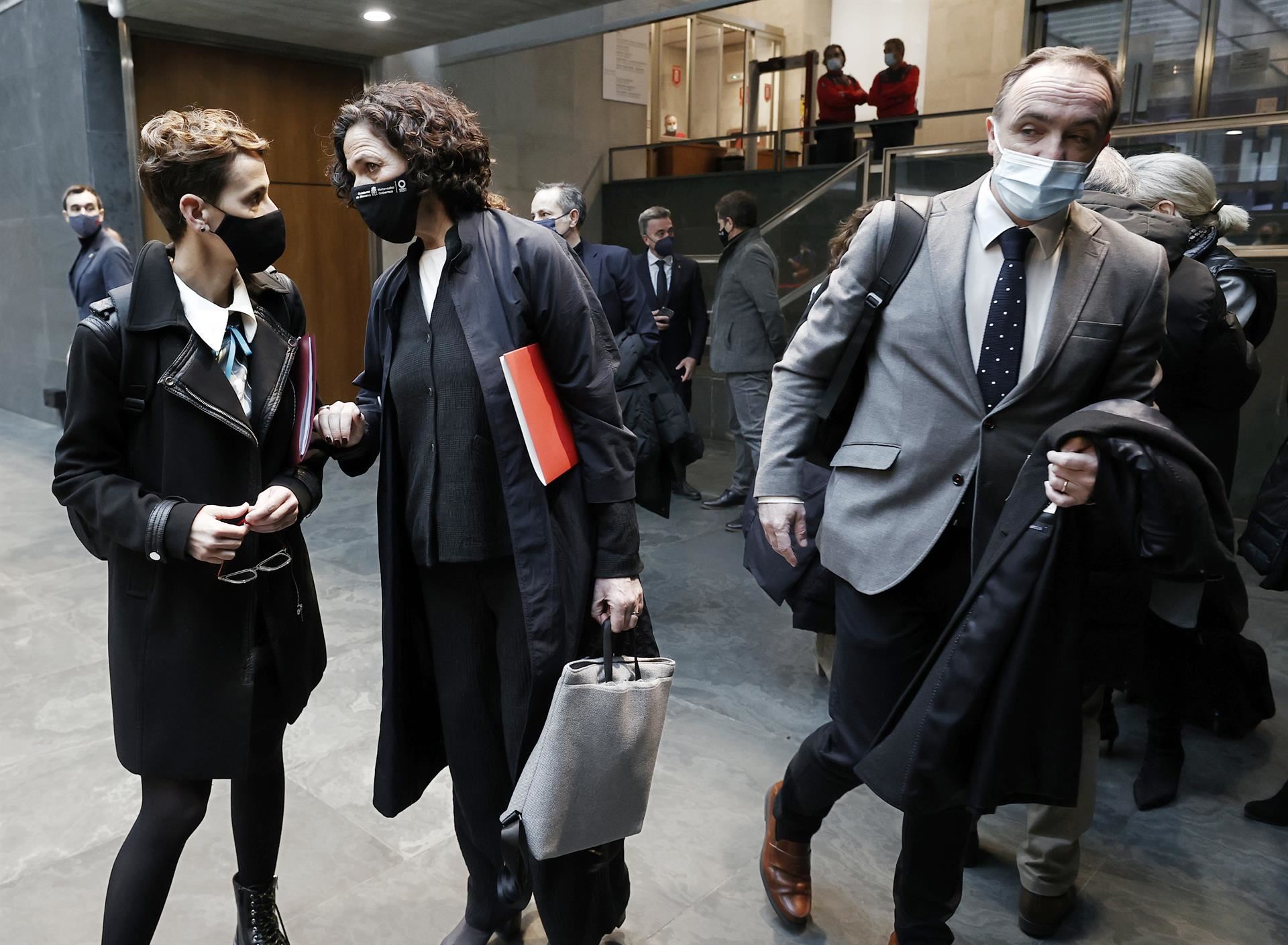 Chivite, Gómez y Esparza, en el Parlamento de Navarra.