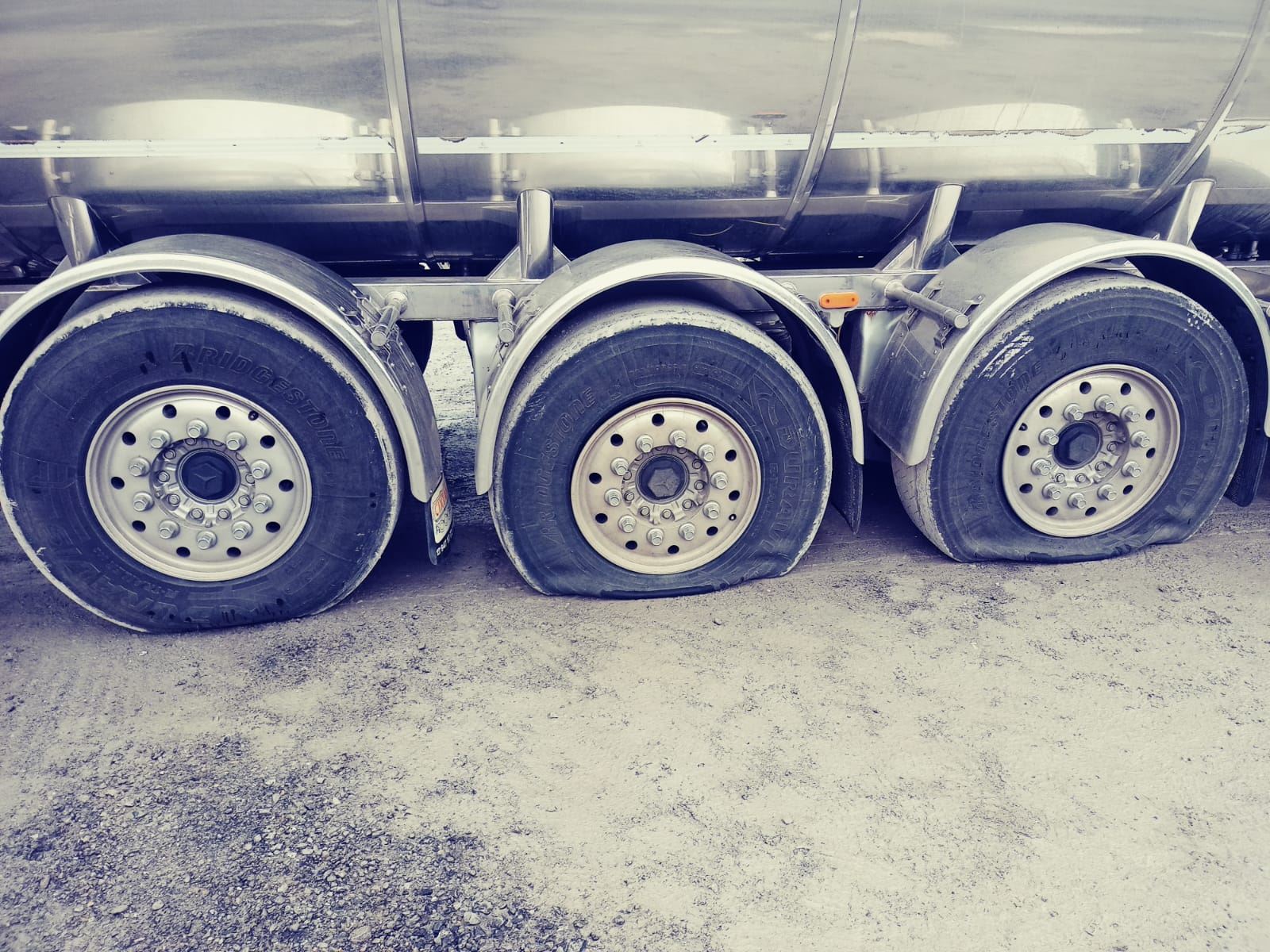 Ruedas pinchadas de un camión