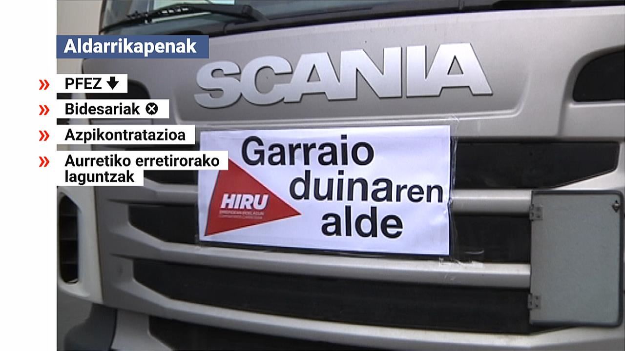 Kamioak errepidean. EITB Mediaren bideo batetik ateratako irudia.