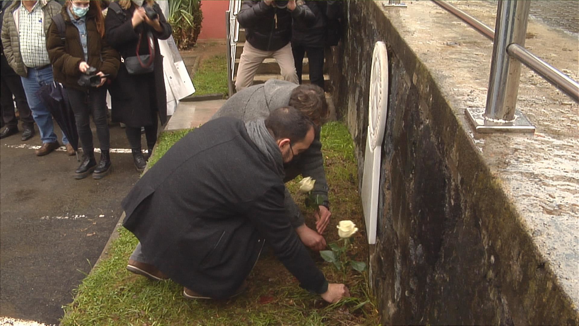 Jose Maria Pirisen anaia eta Fernando Garcia, gaurko omenaldian, Azkoitian. Argazkia: EITB Media