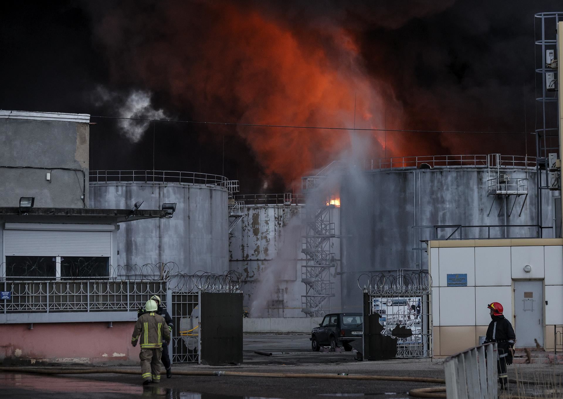 Bomberos trabajan en la extinción del fuego en las instalaciones de la refinería. Foto: EFE