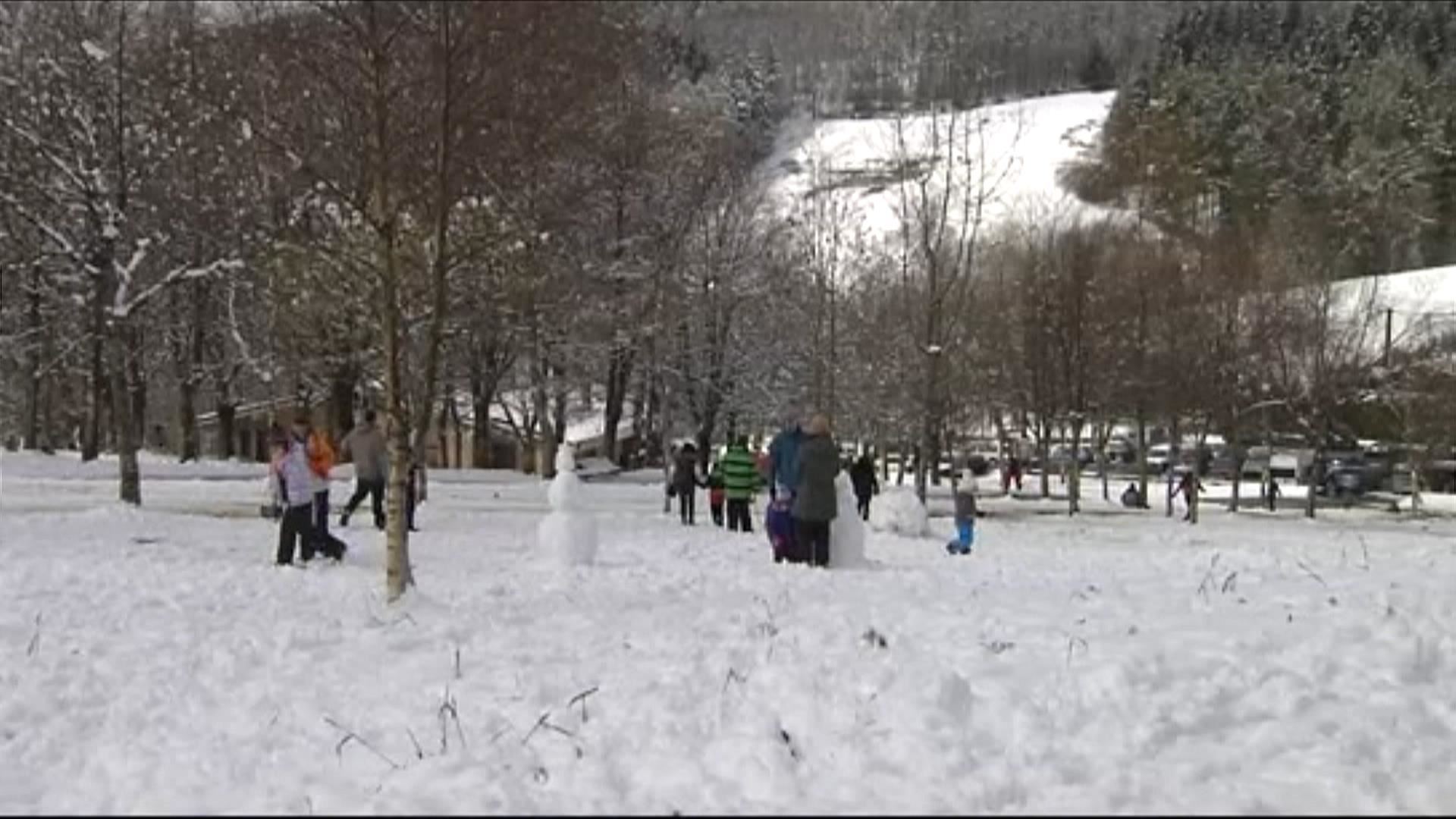 Jendea elurretan. EITB Mediaren bideo batetik ateratako argazkia.