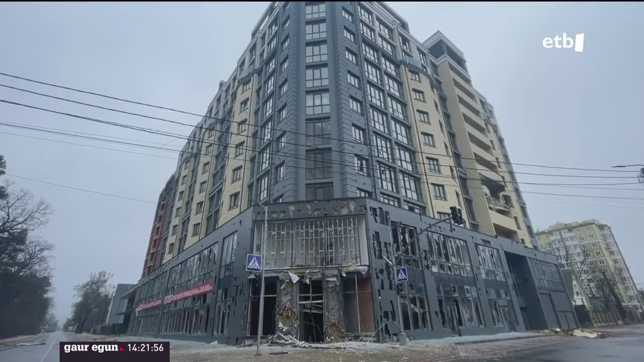Kiev kanpoaldeko eraikin bat, hondatuta. EITB Mediaren bideo batetik ateratako argazkia.