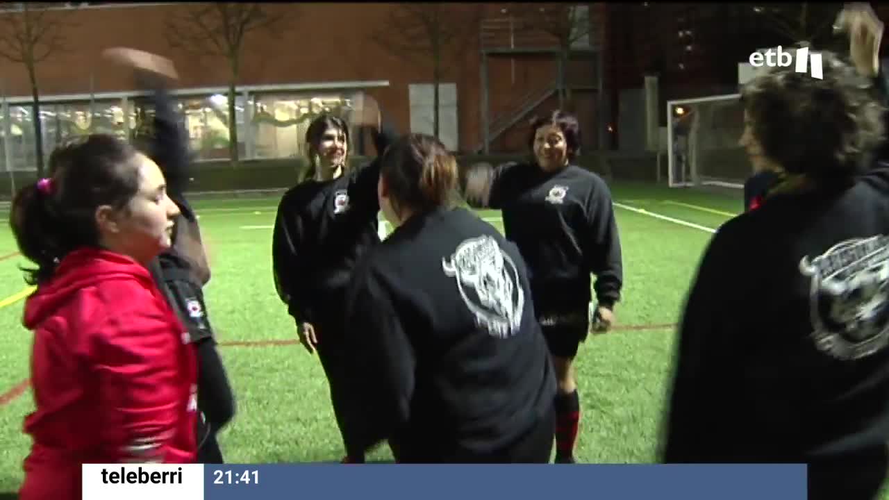 El equipo vitoriano está formado por mujeres mayores de 35 años, en su mayoría madres de niños y niñas que juegan al rugby. Con los labios pintados de rojo, salen al campo con ganas. El equipo les ha servido para estrechar lazos con sus hijos, así como "terapia" entre ellas.