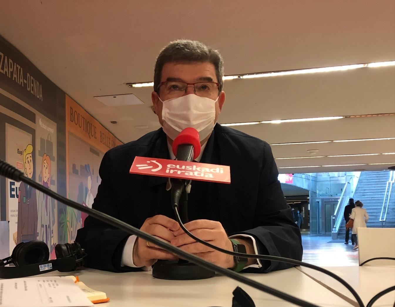 Aburto, Santimami geltokian, elkarrizketaren une batean.