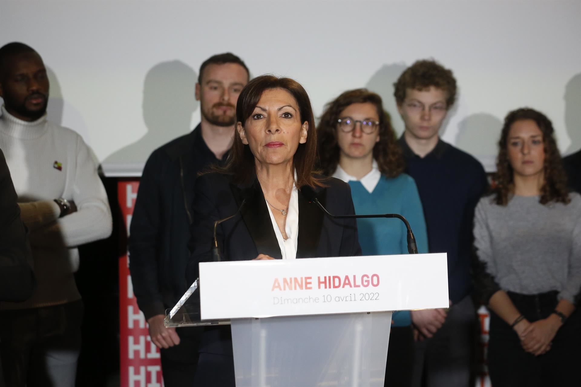 Anne Hidalgo (PS) ante los medios, anoche. EFE