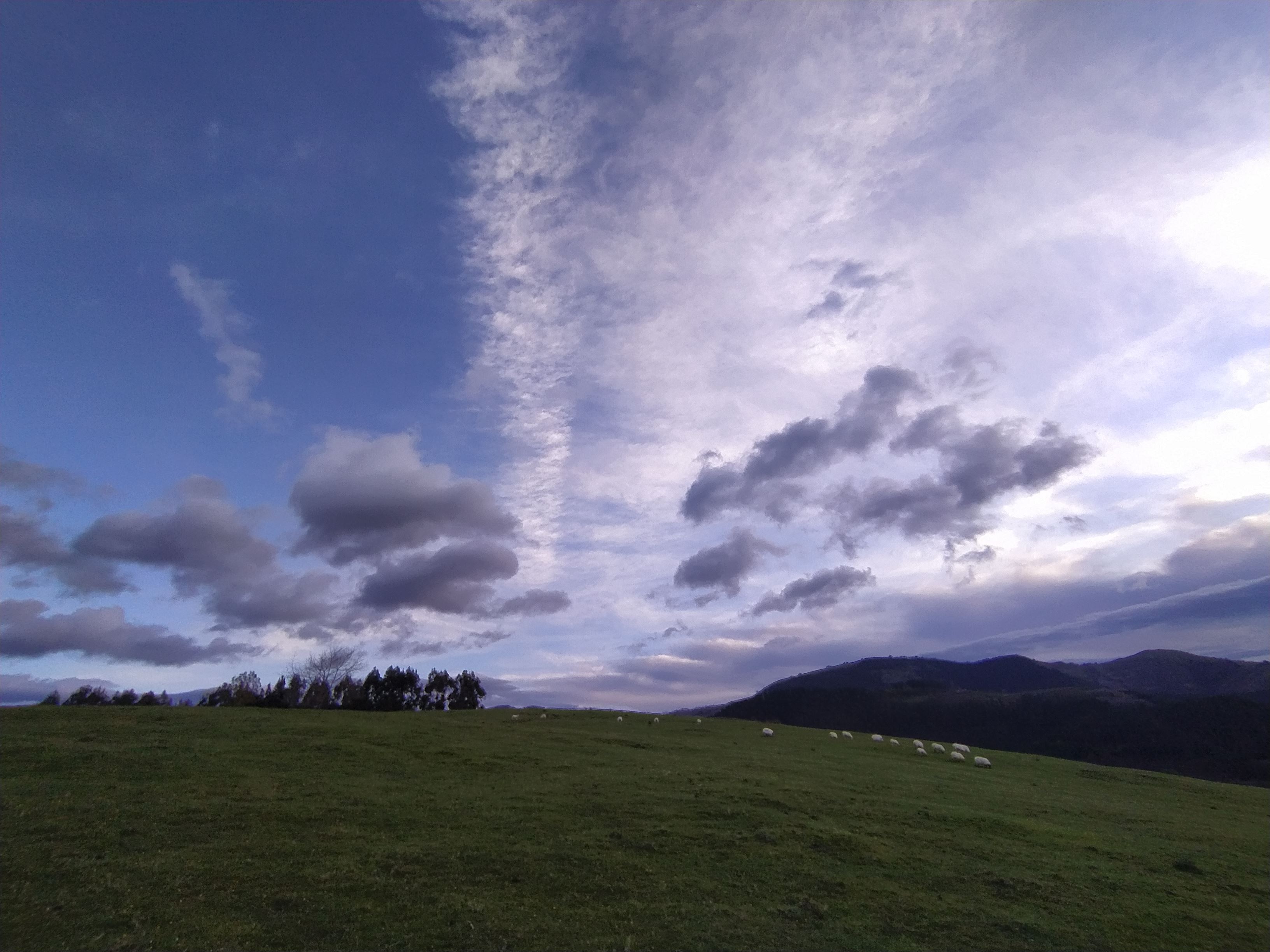 Nubes y claros en Llodio.