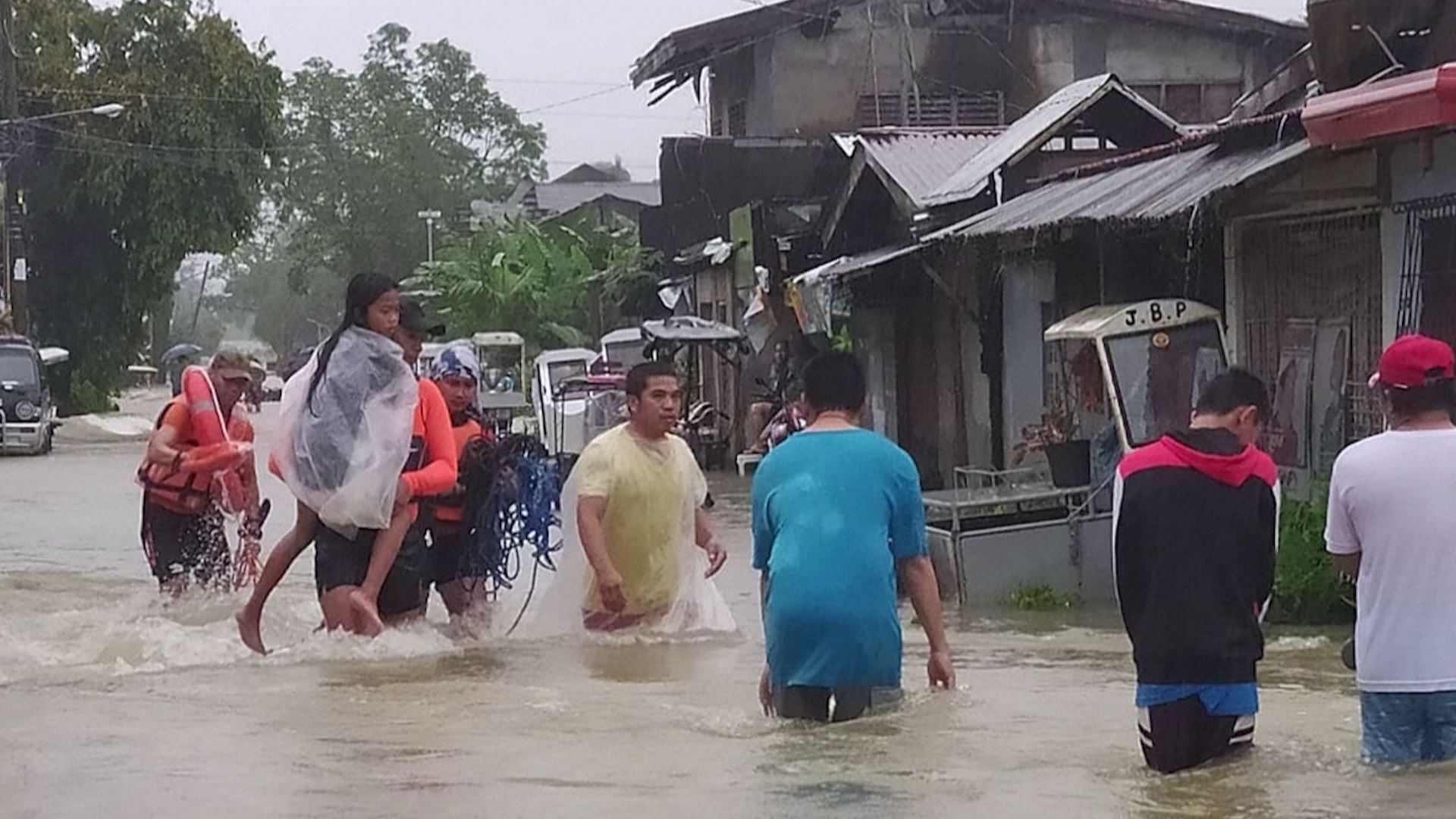 Megi ekaitz tropikala Filipinetan. Agentzietako bideo batetik ateratako irudia.