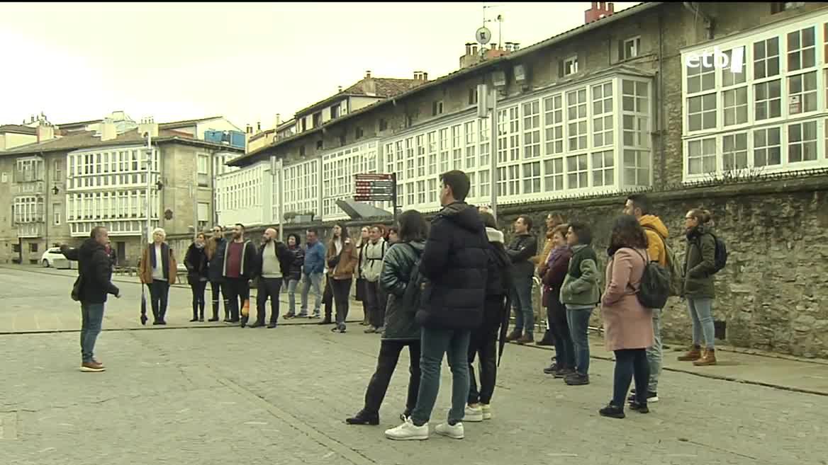 Turistak Gasteizen. EITB Mediaren bideo batetik ateratako irudia.