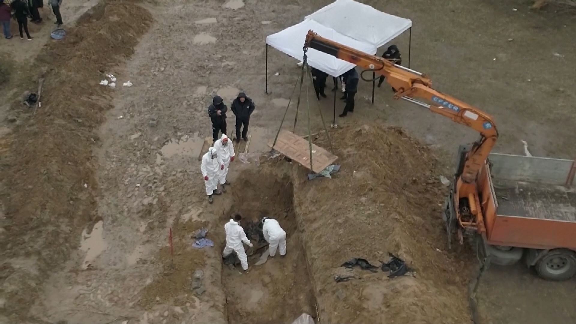 Forenses en Bucha. Imagen obtenida de un vídeo de Agencias.