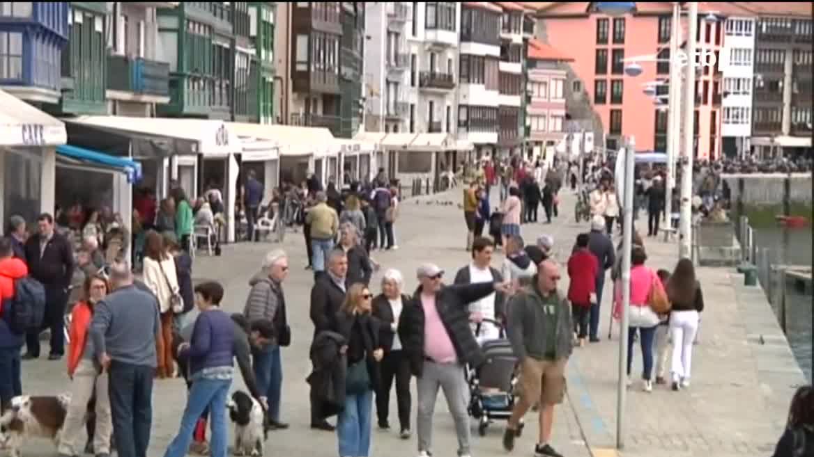 Turistak Lekeition. EITB Mediaren bideo batetik ateratako irudia.