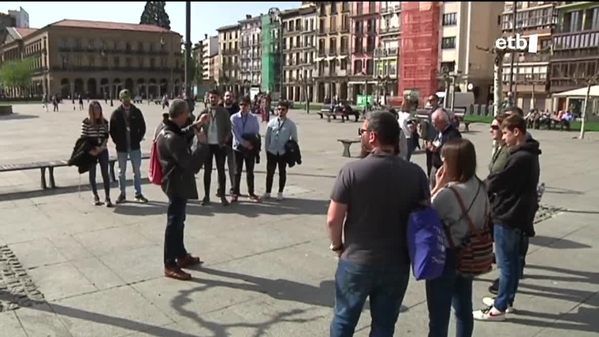 Turistak Iruñean. EITB Mediaren bideo batetik ateratako irudia.