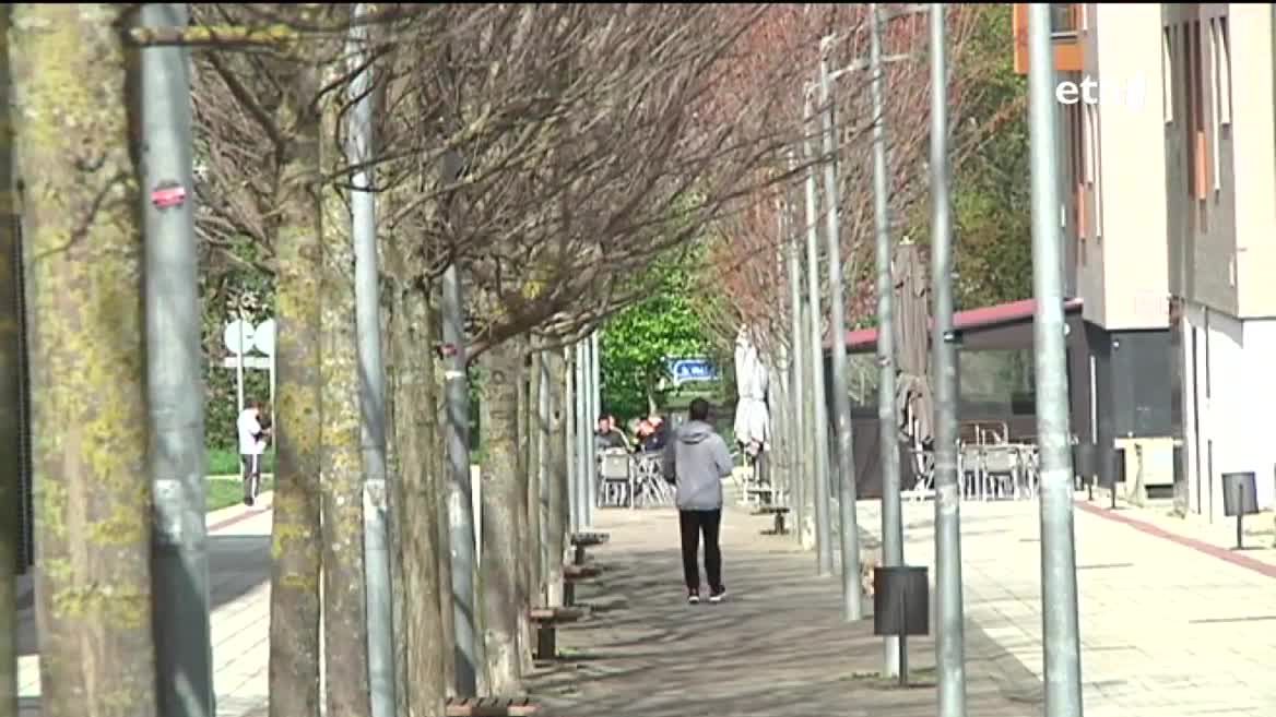 Turistak Madrilgo aireportuan. Argazkia: EFE.