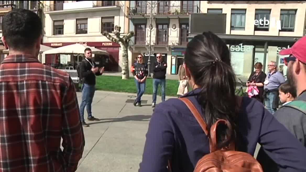 Guía turístico en Pamplona. Imagen obtenida de un vídeo de EITB Media.