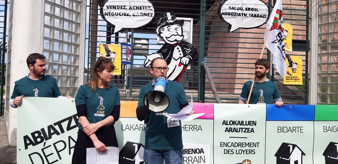 Nicolas Blain en un acto de protesta. Imagen captada de la página oficial de FB de EH Bai.