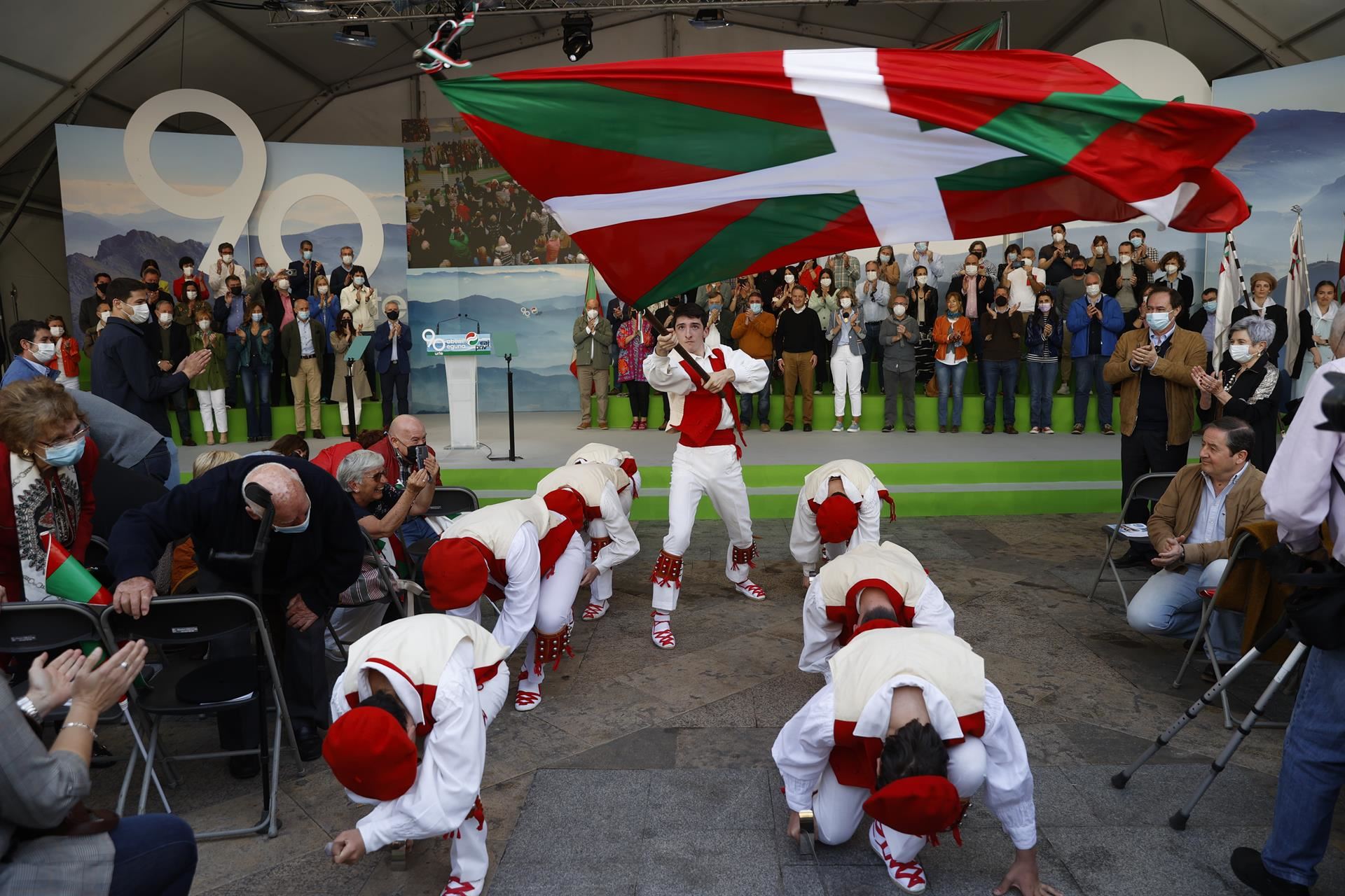 aberri-eguna-eaj-pnv-bilbao-dantzariak-ikurrina-efe
