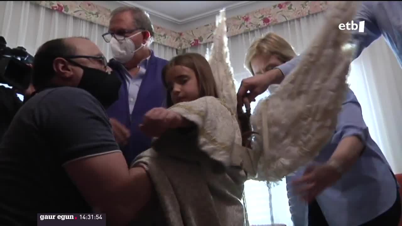 Urtero legez, Pazko Igandean, aingeruaren jaitsiera izan da Tuterako Foruen plazan, Jesus berpiztu dela iragartzeko. Zazpi urteko neskatxoak emozio handiz bizi izan du jaia eta aingeru ohiak babesa ematera joan dira.