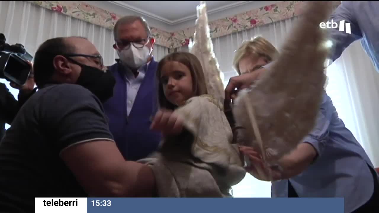 La niña de 7 años ha sido la encargada de sobrevolar la plaza de los Fueros y anunciar a la Virgen que su hijo ha resucitado. La bajada del Ángel es una ceremonia que data de 1663 y desde entonces sólo siete niñas han encarnado al Ángel.