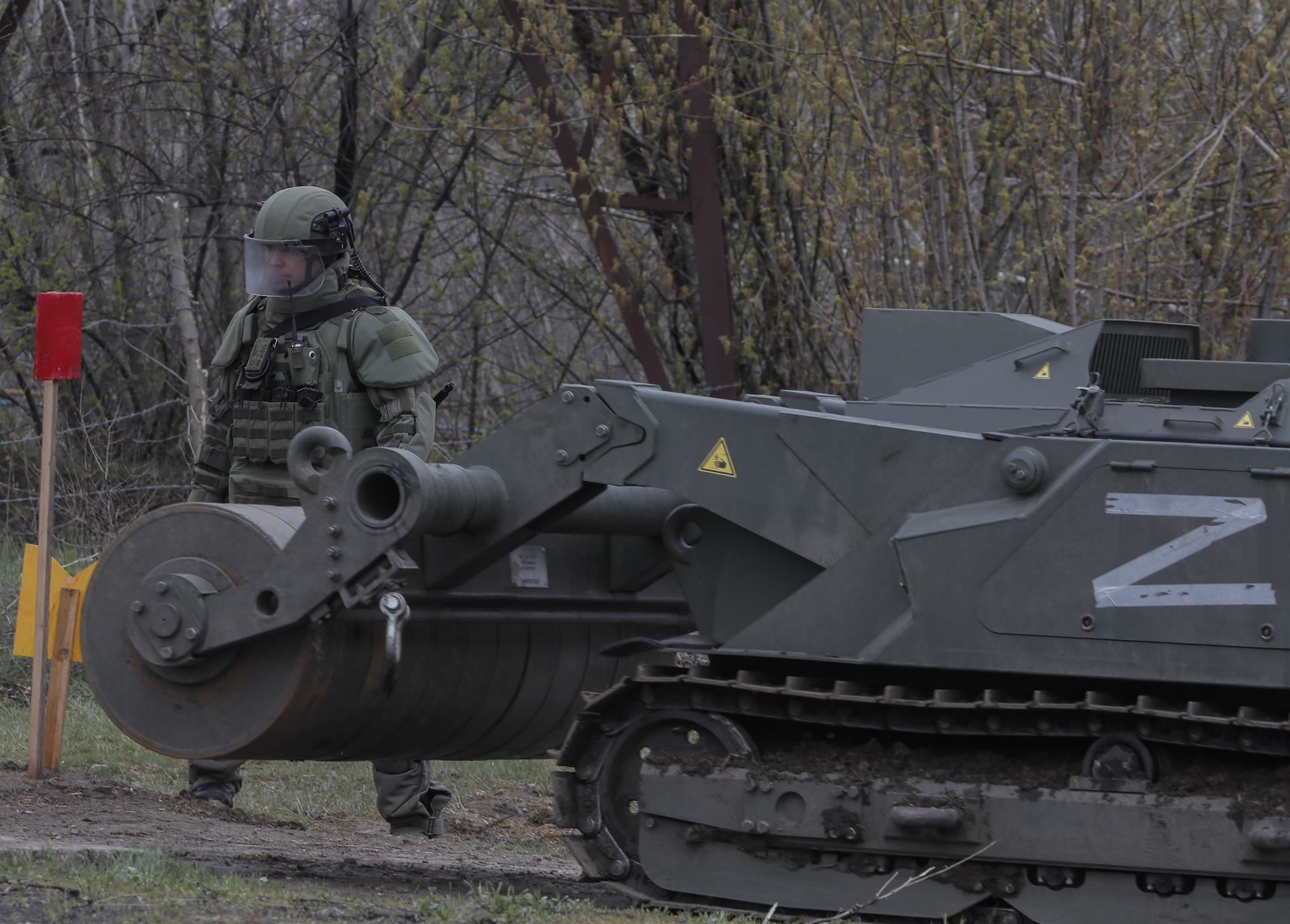 Un soldado junto a un tanque ruso en Luhansk