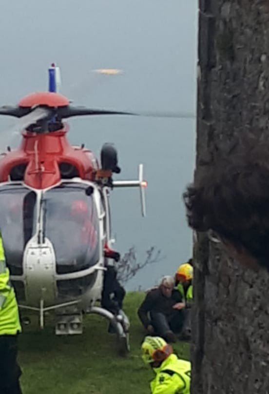 Momento del rescate del hombre indispuesto en el monte Serantes