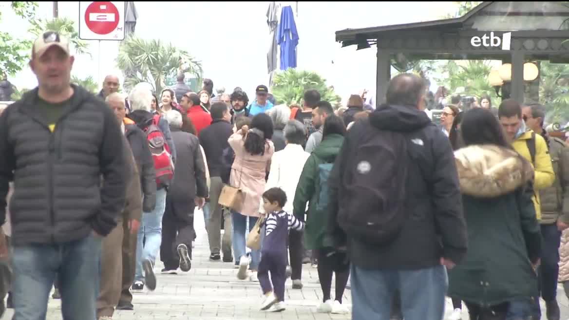 Turistak. EITB Mediaren bideo batetik ateratako irudia.