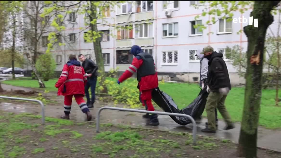 Voluntarios llevándose un cuerpo.
