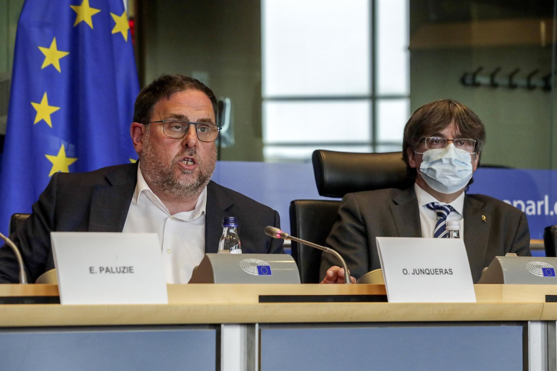 El eurodiputado, Carles Puigdemont, y el líder de ERC, Oriol Junqueras, en Bruselas. Foto: EFE