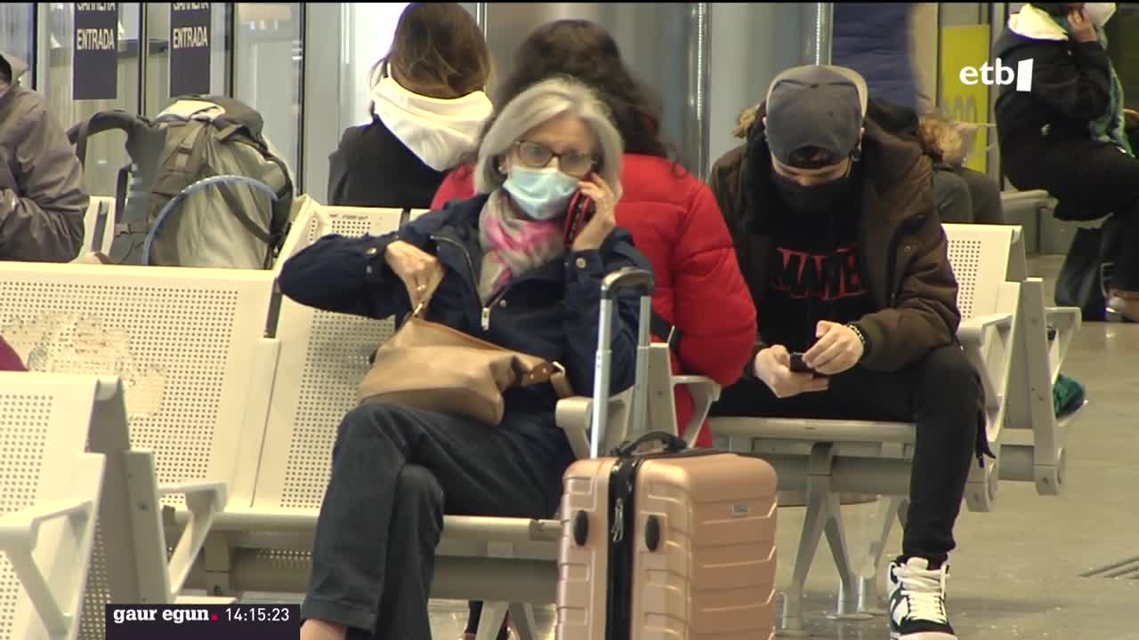 Bidaiari gehien-gehienak jantzita eraman dute musukoa geltokietan. EITB Media