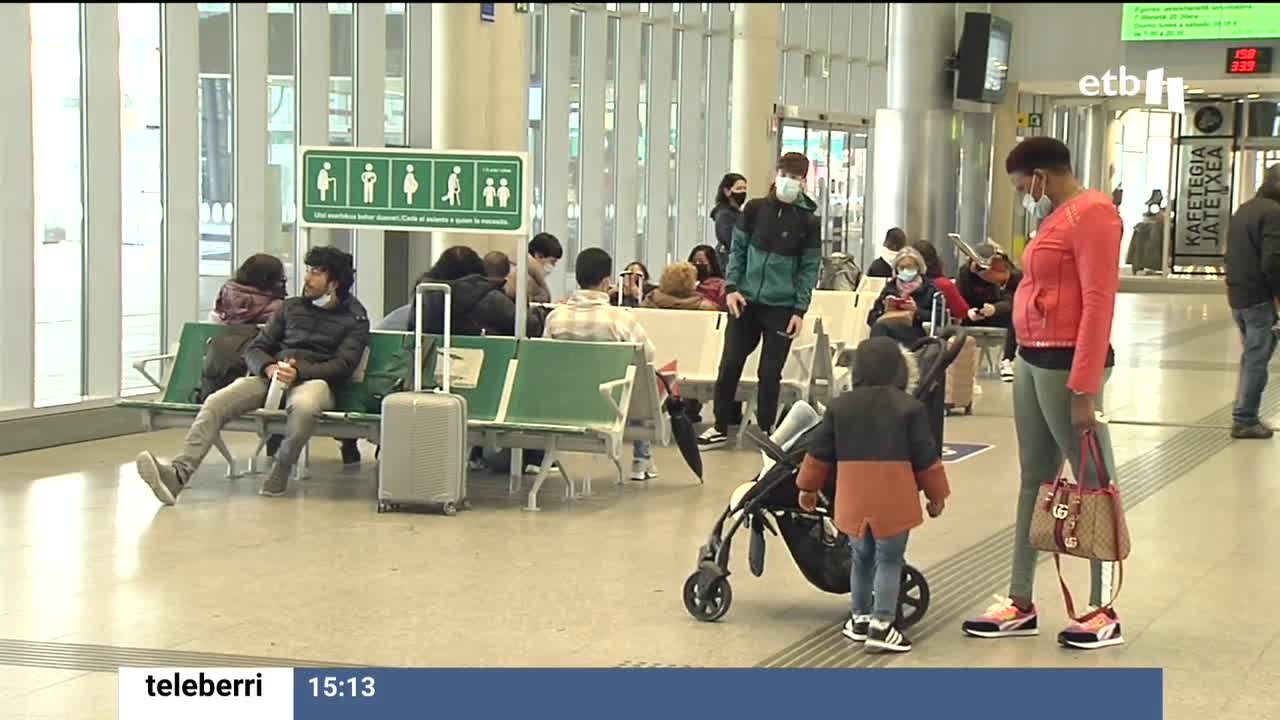 Solo algunos han prescindido de la mascarilla en las estaciones. EITB Media