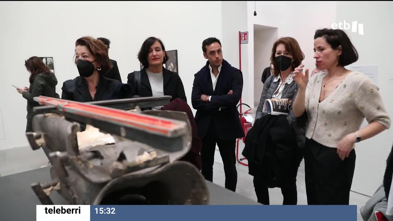 June Crespo (derecha) junto a su obra en Venecia