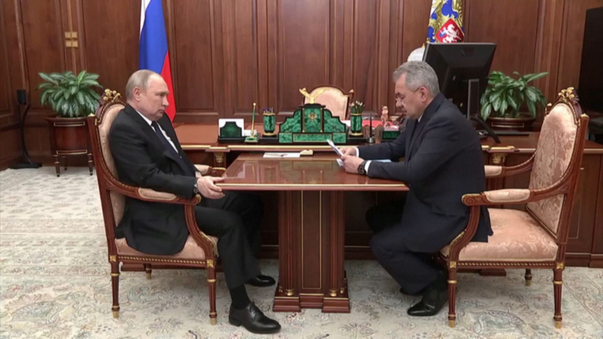 Vladimir Putin eta Sergei Shoigu defentsa ministroa, bilduta. Argazkia: Reuters