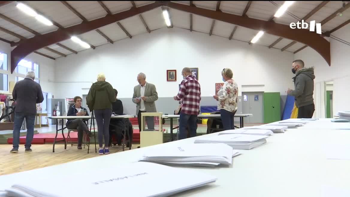 Un colegio electoral en Iparralde. Foto obtenida de un vídeo de EITB Media