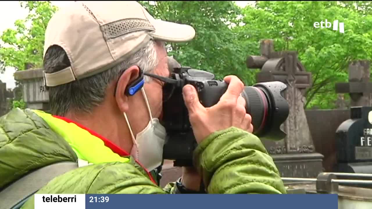 A pesar de que el tiempo no ha acompañado mucho, varias personas se han acercado al cementerio municipal de Bilbao, en Derio, para ver quién es el más habilidoso en captar la mejor instantánea dentro del recinto. El concurso fotográfico ha servido para poner en valor el patrimonio del cementerio.