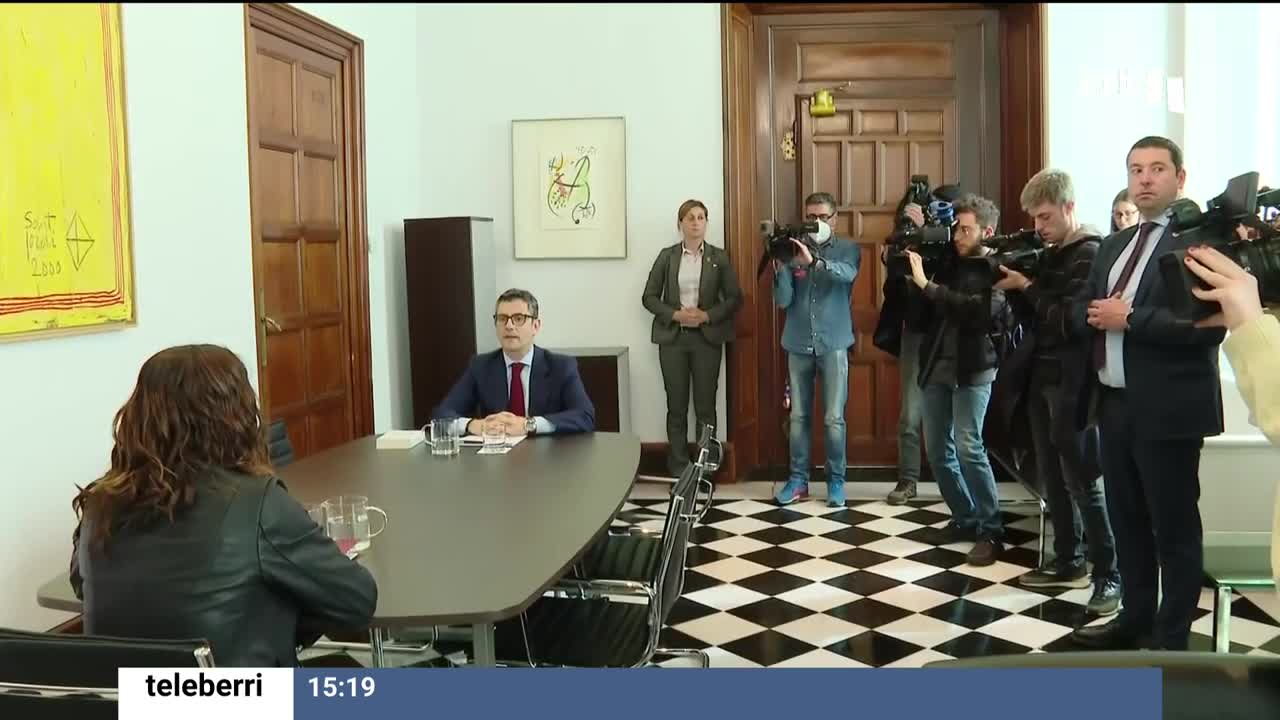 En la reunión del domingo entre los gobiernos español y catalán, el ministro de la Presidencia Félix Bolaños ha anunciado la apertura de un control interno en el CNI y la constitución de una comisión de secretos oficiales. La Generalitat, por su parte, considera esta respuesta "insuficiente".