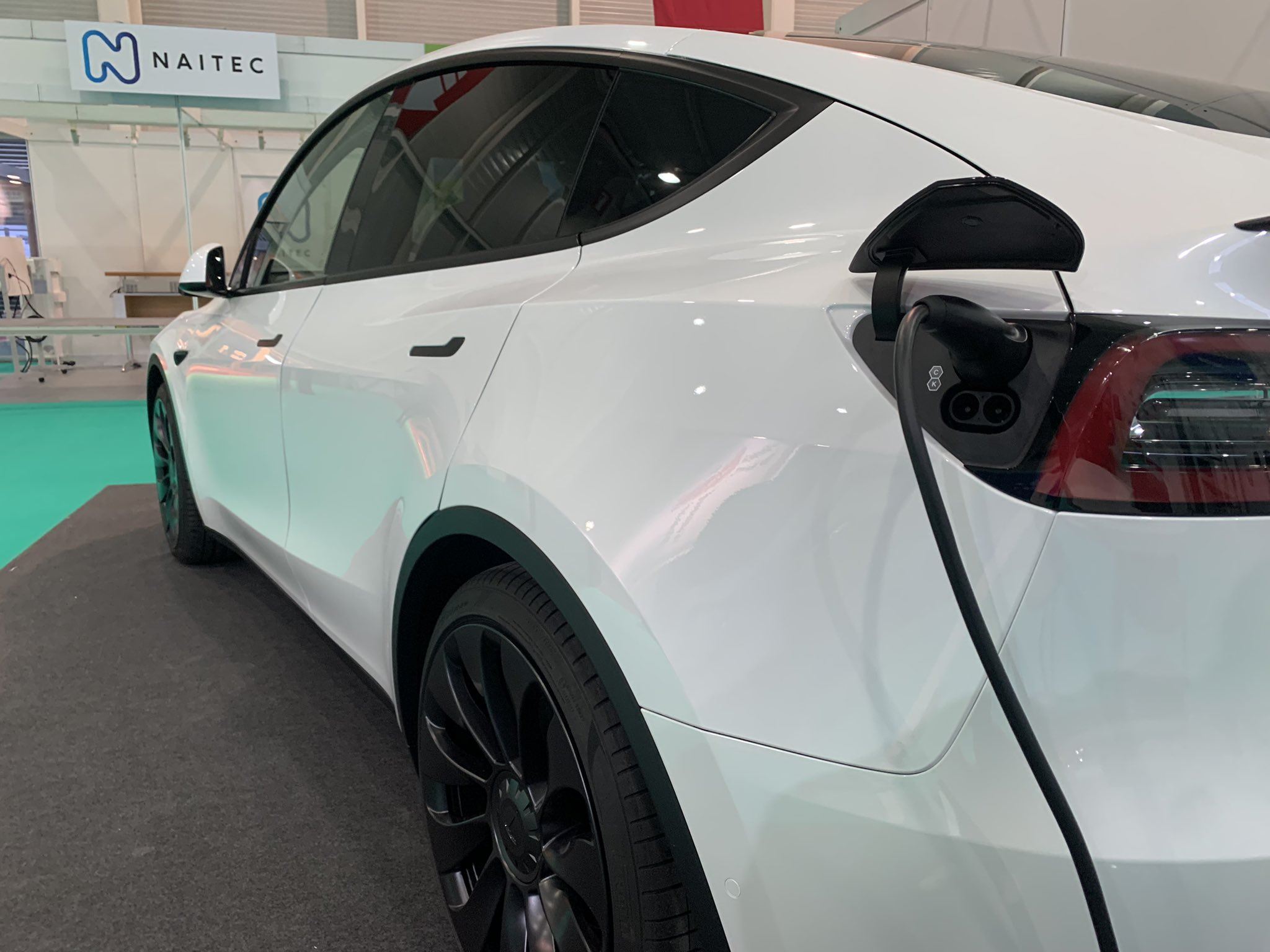 Un coche eléctrico, cargándose.