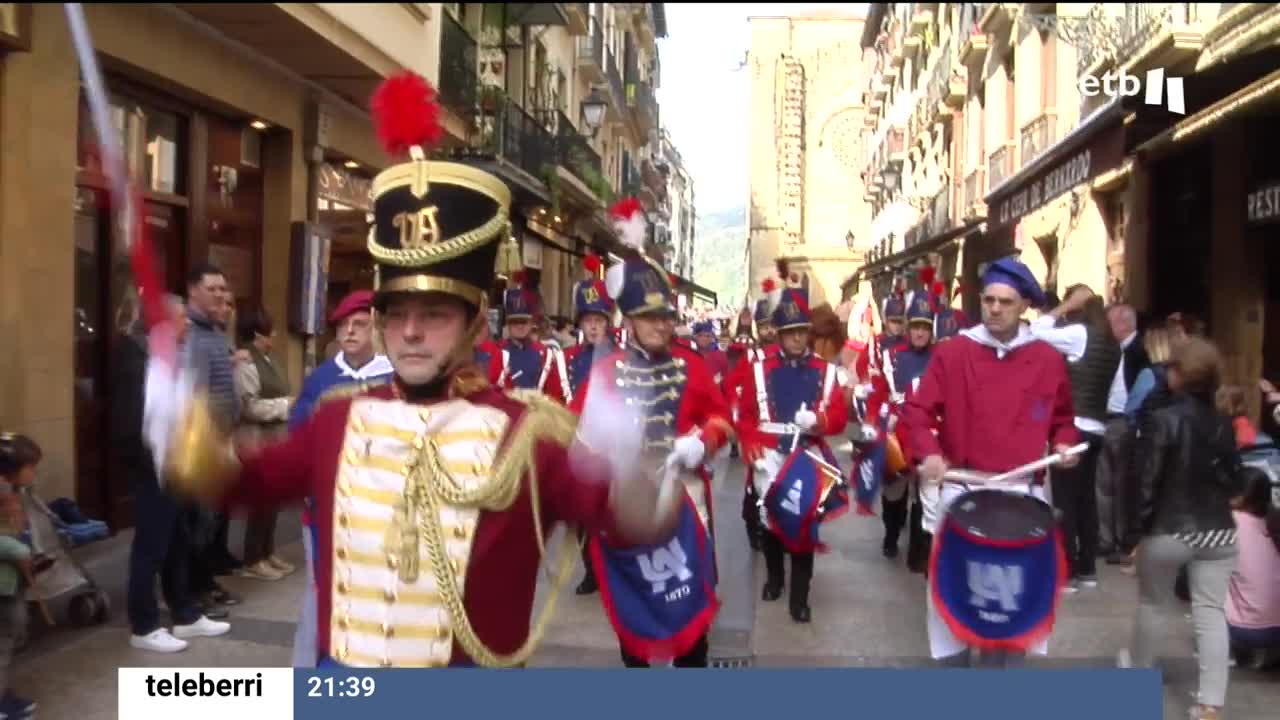 La Unión Artesana ha celebrado hoy en San Sebastián una tamborrada que no pudo celebrar durante la pandemia. De hecho, están celebrando el 150 aniversario que cumplió hace dos años. Para ello han contado con la colaboración de los cabezudos de Irún.