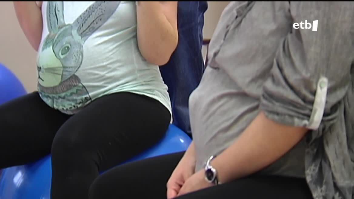 Haurdun dauden bi emakume. EITB Mediaren bideo batetik ateratako irudia.