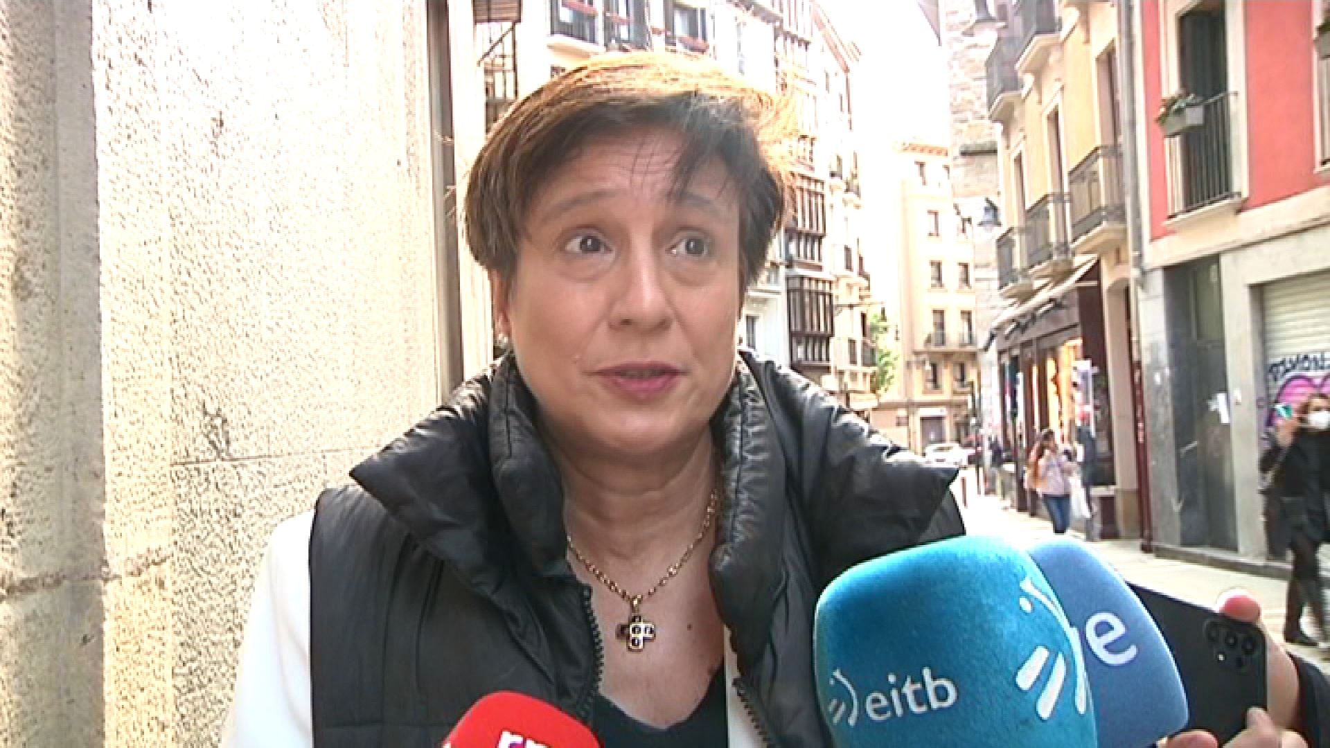 Ana Elizalde atiende a los medios. Imagen obtenida de un vídeo de EITB Media.