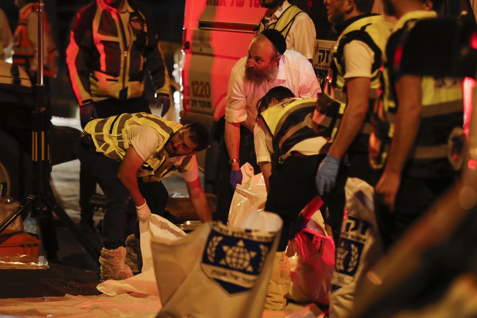 Equipos de emergencia atiende a las víctimas. Foto: EFE.
