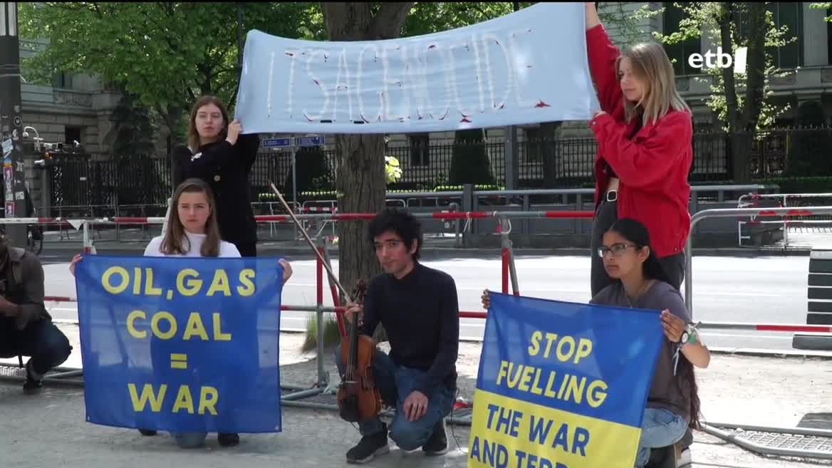 Putinen aurkako gazteak. EITB Mediaren bideo batetik ateratako argazkia