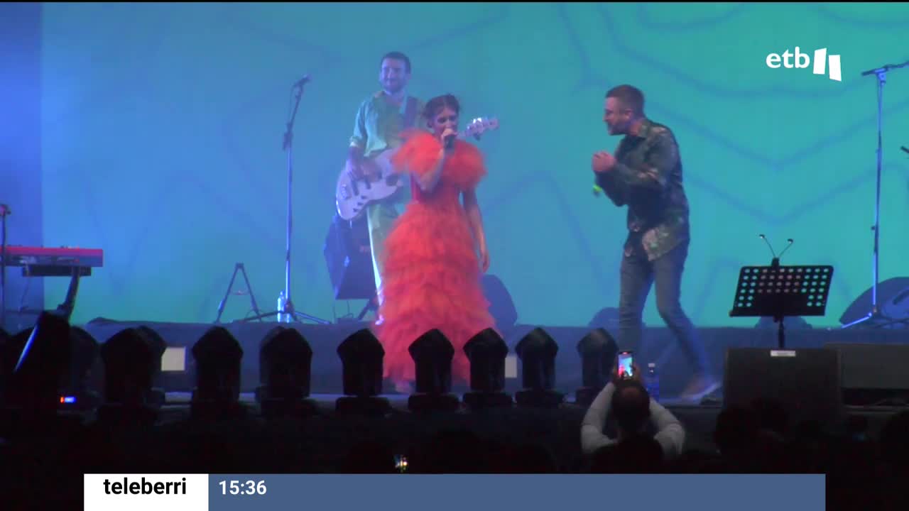 La cantante bizkaina ha presentado "limones de oro", un disco publicado hace una semana, con la colaboración de varios artistas. Son muchas las grandes músico que han llenado el Velódromo en los últimos años, pero es la primera vez que una solista vasca reúne a tanta gente.